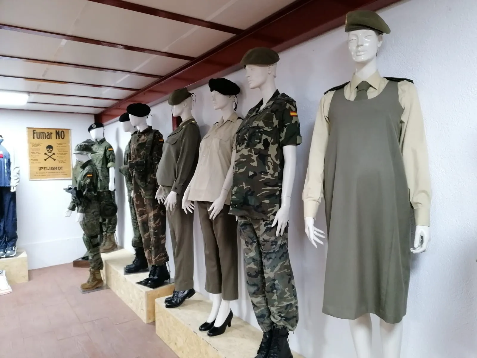 Foto 18 - Galer&iacute;a: presentada la exposici&oacute;n de uniformes militares espa&ntilde;oles con la colecci&oacute;n 'Mujeres de uniforme'