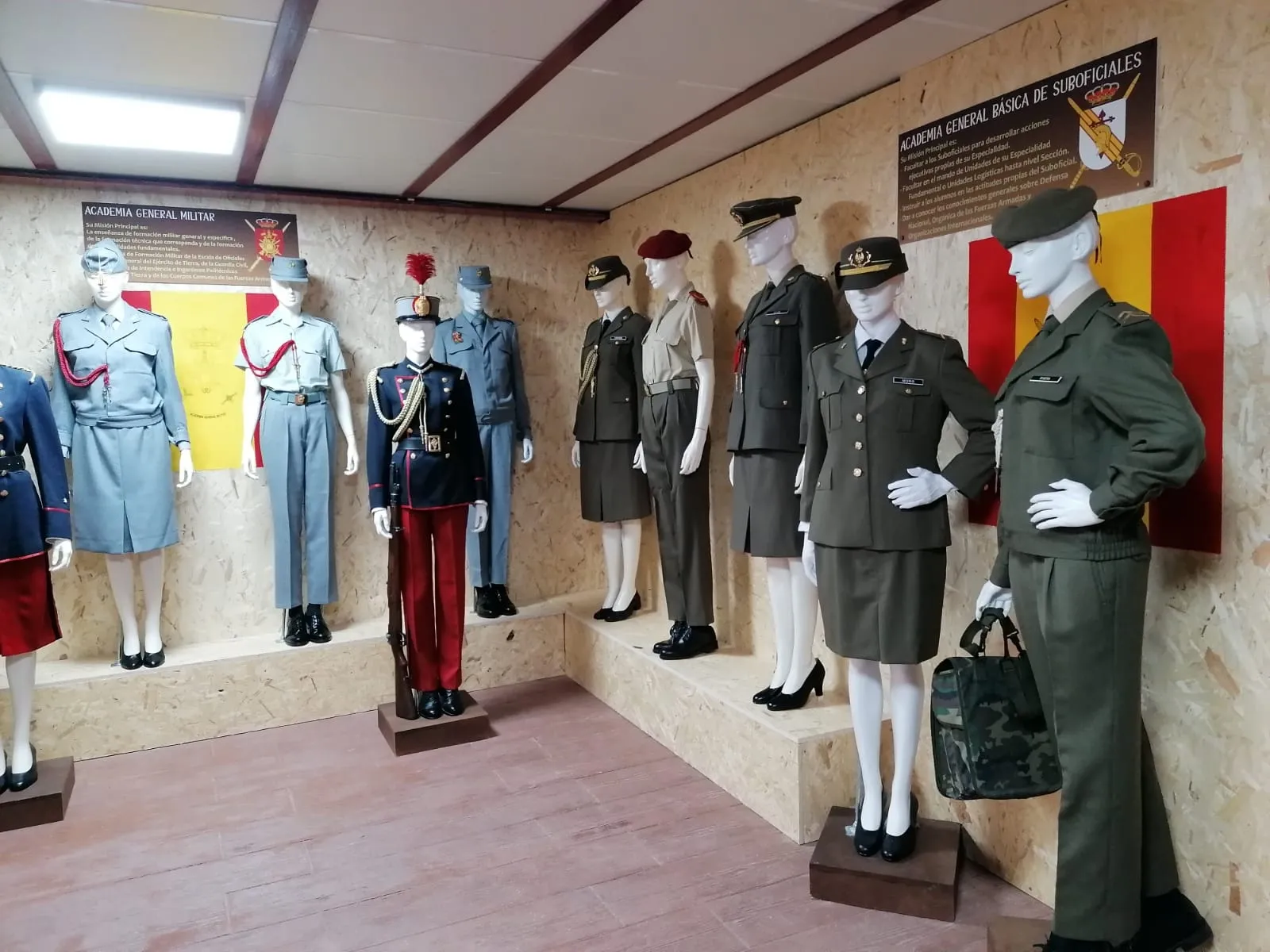 Foto 17 - Galer&iacute;a: presentada la exposici&oacute;n de uniformes militares espa&ntilde;oles con la colecci&oacute;n 'Mujeres de uniforme'