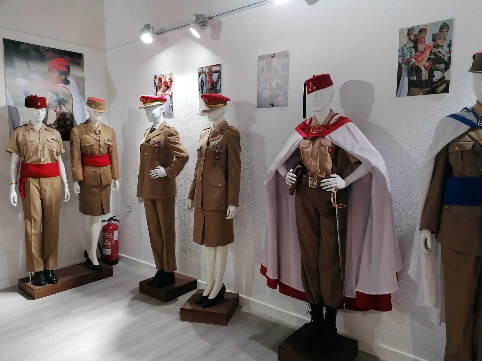 Foto 16 - Galer&iacute;a: presentada la exposici&oacute;n de uniformes militares espa&ntilde;oles con la colecci&oacute;n 'Mujeres de uniforme'