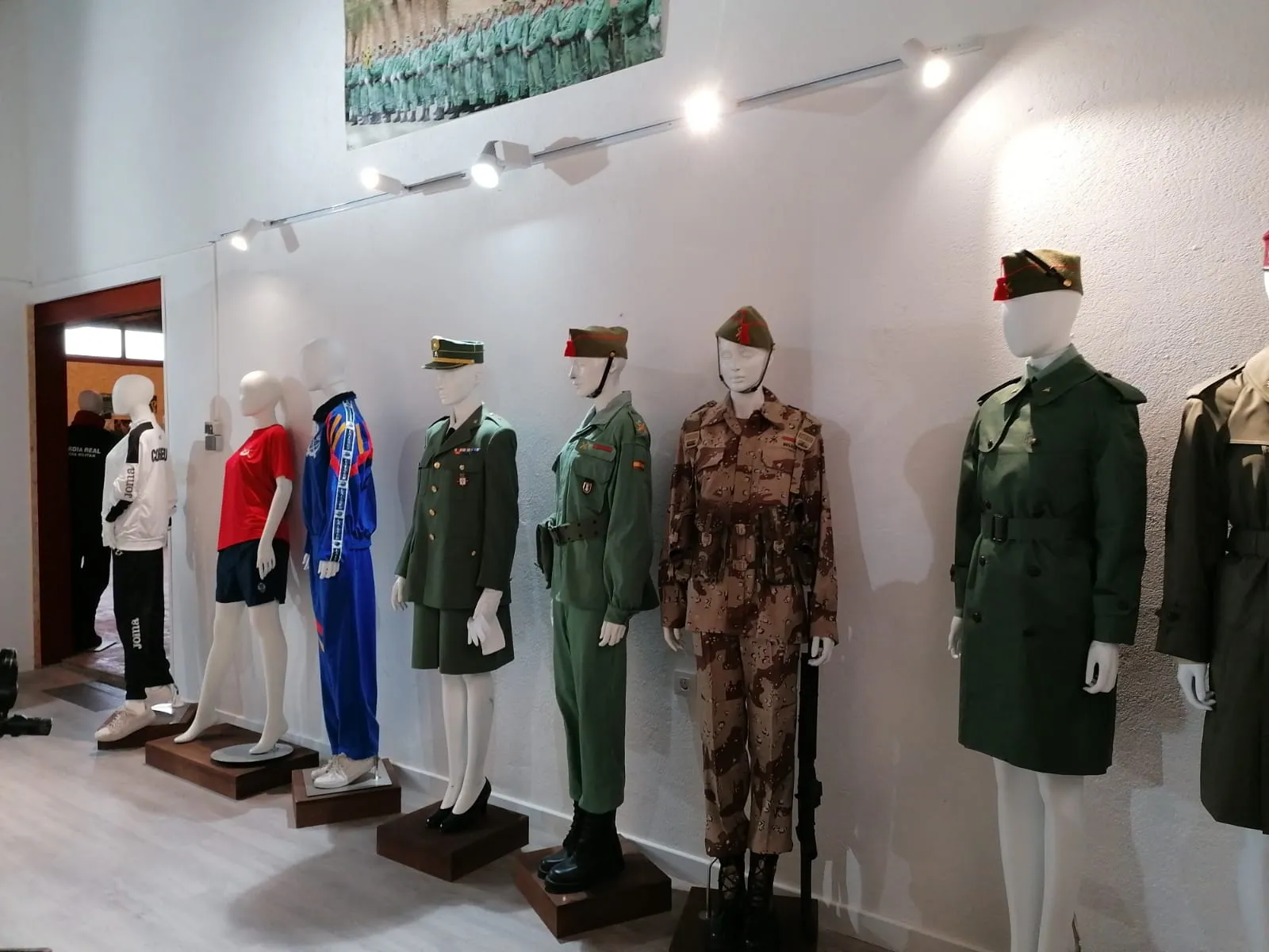 Foto 14 - Galer&iacute;a: presentada la exposici&oacute;n de uniformes militares espa&ntilde;oles con la colecci&oacute;n 'Mujeres de uniforme'