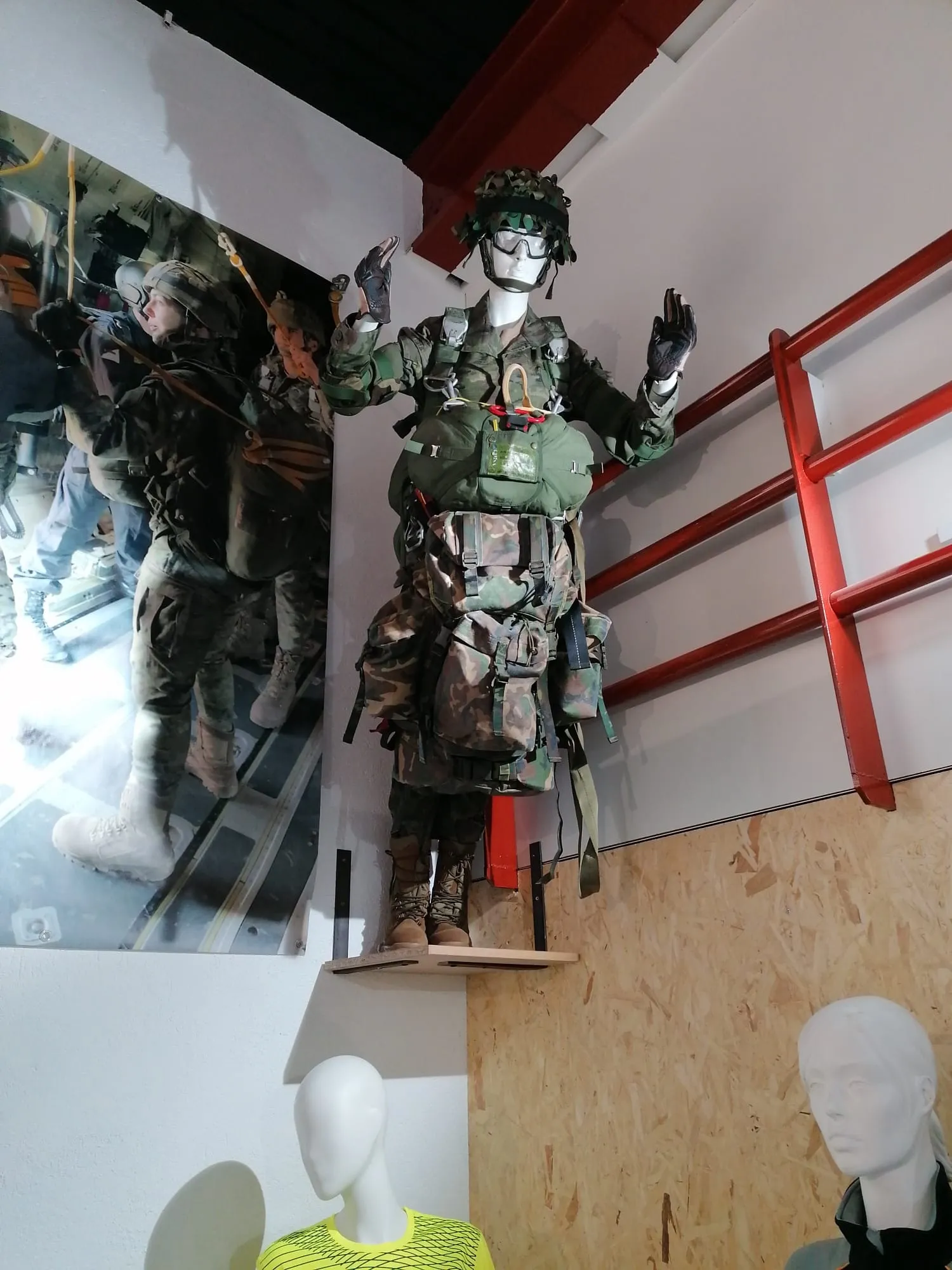 Foto 11 - Galer&iacute;a: presentada la exposici&oacute;n de uniformes militares espa&ntilde;oles con la colecci&oacute;n 'Mujeres de uniforme'