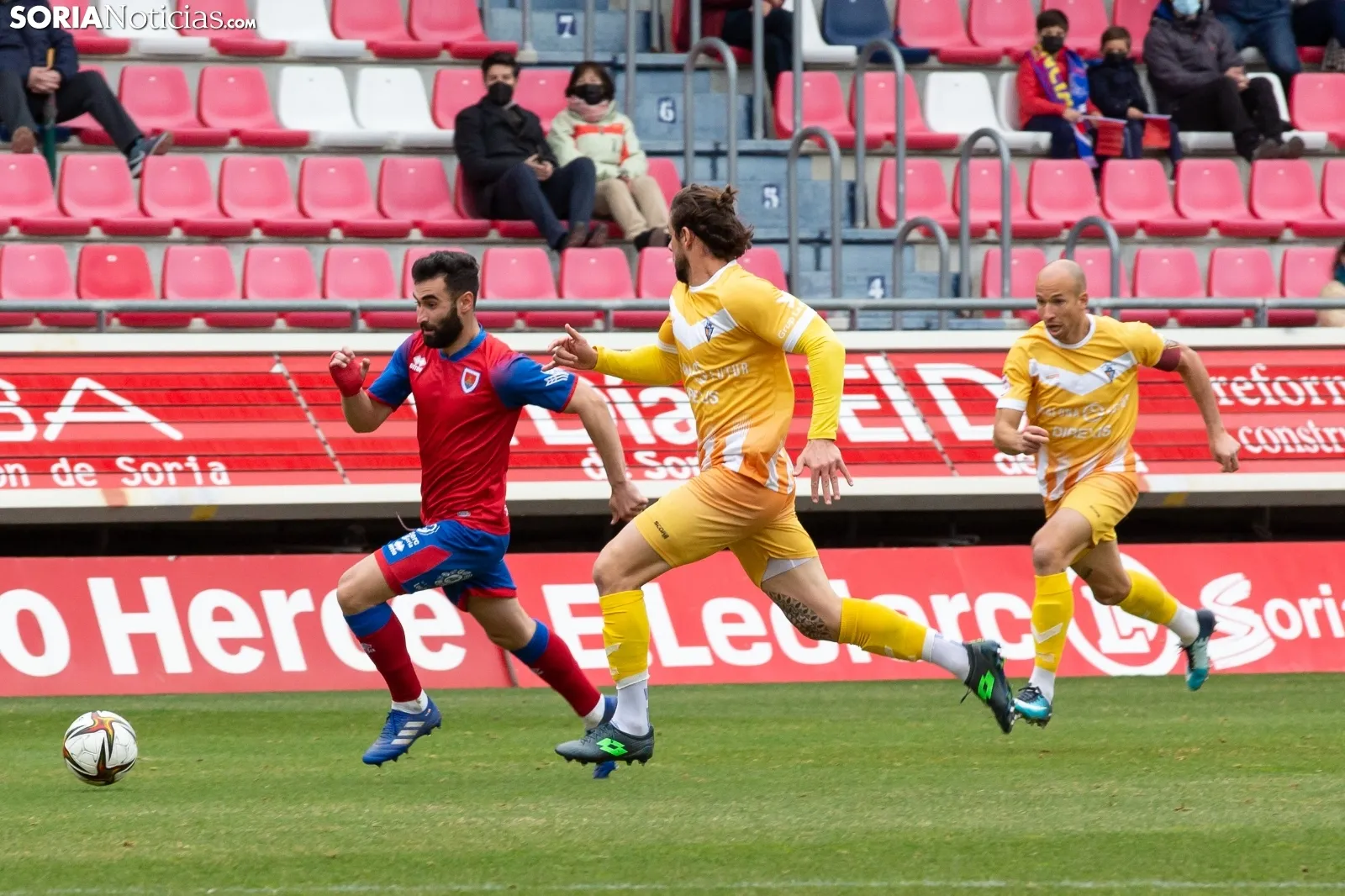 Numancia vs Badalona / María Ferrer