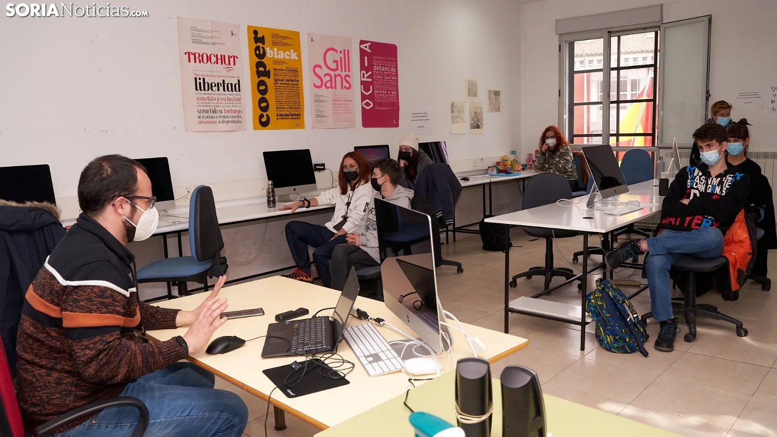Sergio García, director de Soria Noticias, imparte una charla en la Escuela de Artes. Cirilo Vargas