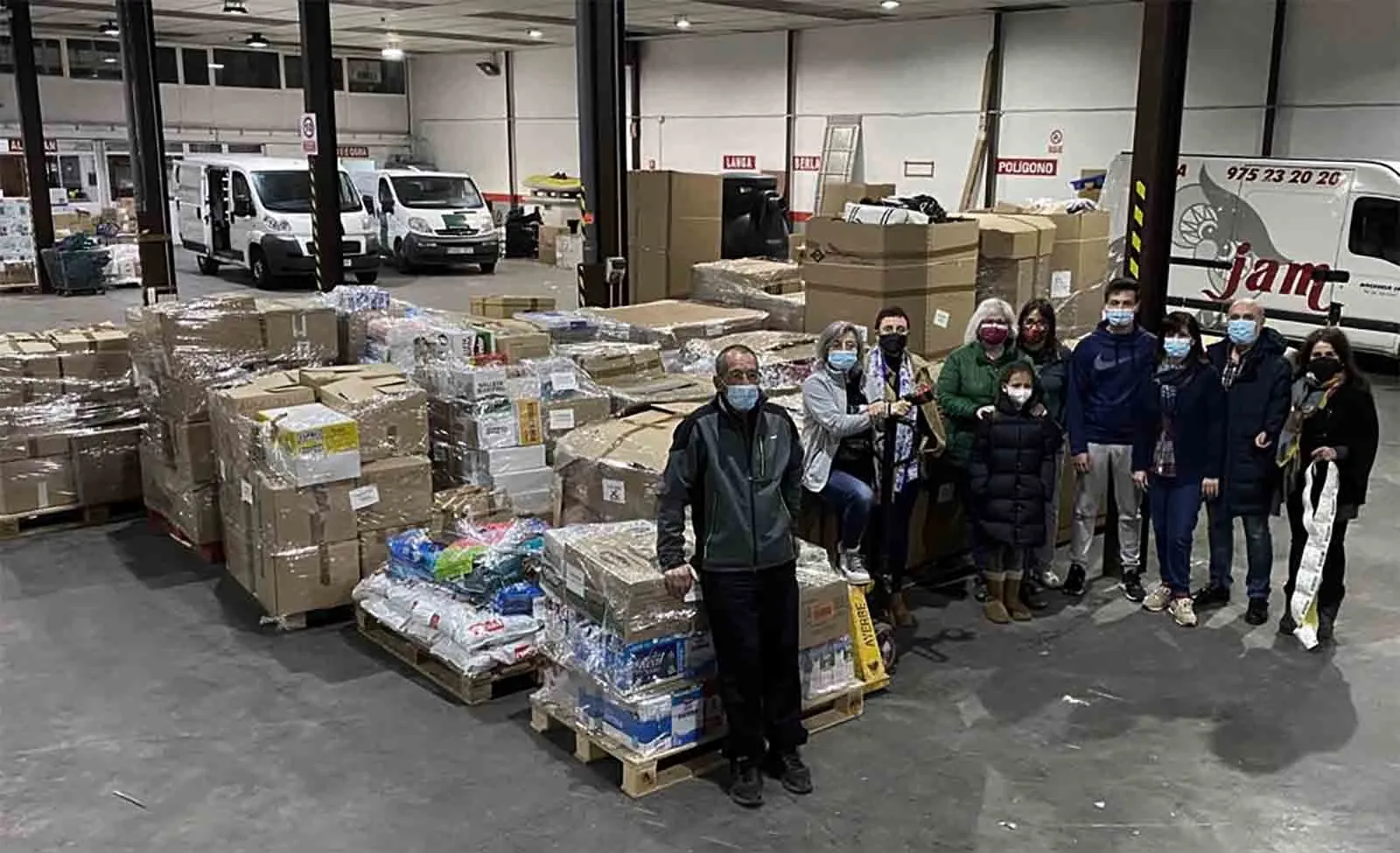 Voluntarios para organizar el primer envío con el material que ya viaja a Ucrania. /JAM