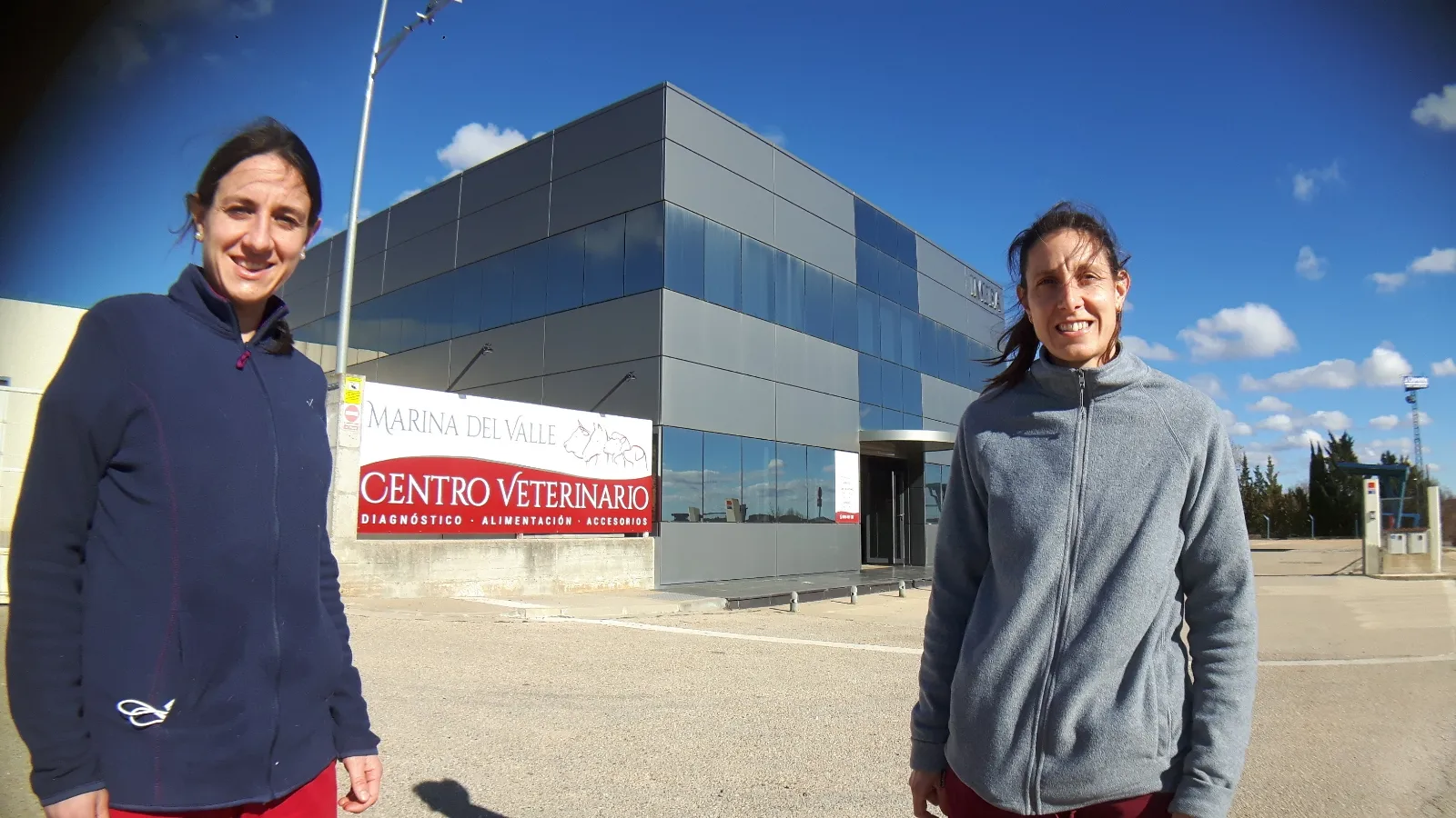 Irene y Alicia, centro veterinario Marina del Valle en El Burgo. 