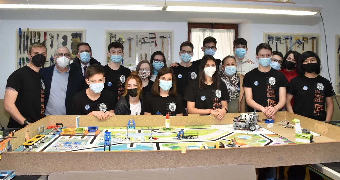 Foto 2 - El IES Machado retoma la competici&oacute;n de rob&oacute;tica &lsquo;First Lego League&rsquo;