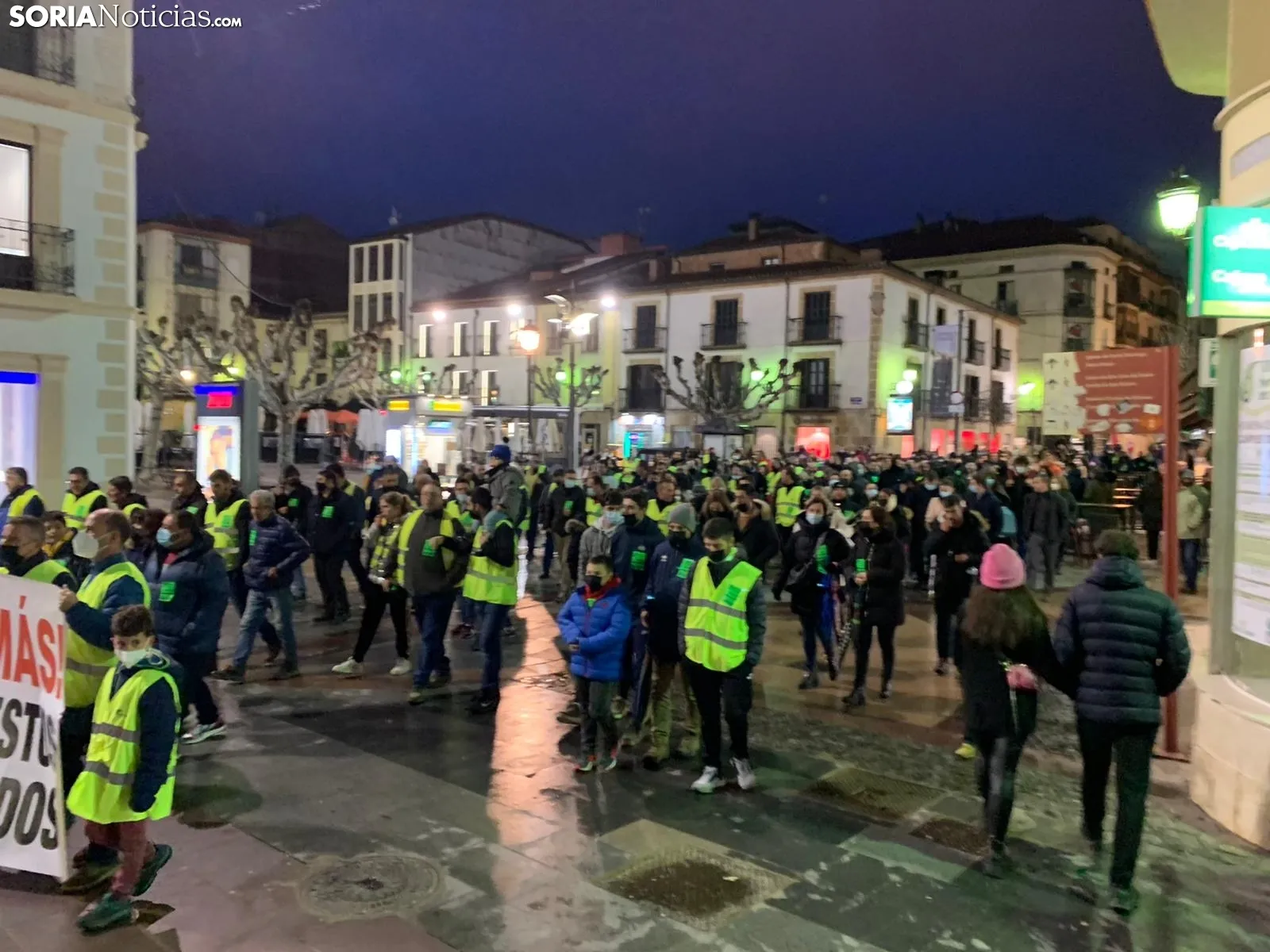 Foto 11 - Centenares de transportistas se quejan en Soria de la subida de los carburantes 