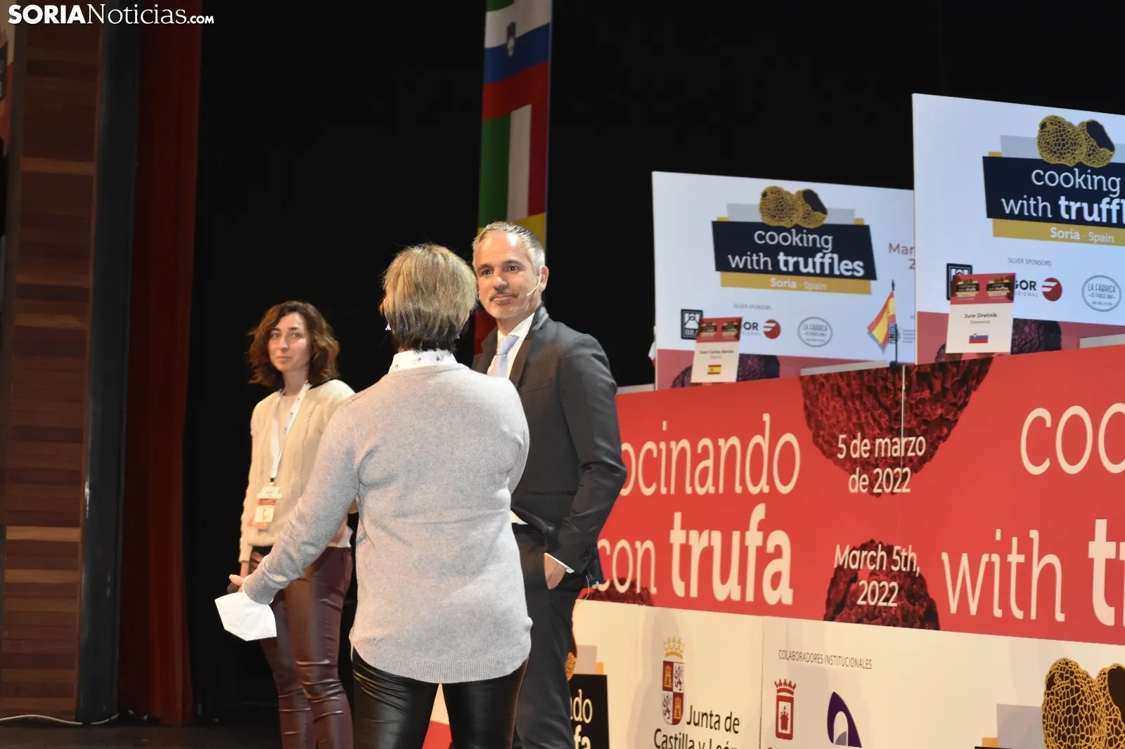 Cata de trufa colectiva en 'Cocinando con Trufa'.
