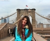 La joven en el puente de Brooklyn