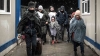 Una familia de ucranianos llega a Rumanía a refugiarse tras cruzar la frontera por Isaccea. /Ioana Moldovan