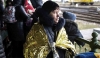 Una mujer ucraniana con una manta térmica de urgencia a su llegada en Polonia. /© IFRC/Arie Kievit
