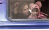 Una madre y su hija en un tren de la estación de Lviv, en Ucrania, antes de partir a Polonia el pasado día 5. /Alexsey Filippov