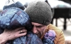 Un padre se despide de su hijo y el resto de su famlia tras llevarlos hasta la frontera y tener que regresar a Ucrania. /© IOM Francesco Malavolta