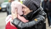 Una mujer sostiene a su hijo al llegar a Berdyszcze, en Polonia, tras cruzar la frontera desde Ucrania. / © UNICEF/Tom Remp