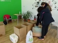 Irina y Katerina colaboran como voluntarias en la recogida de productos para Ucrania 
