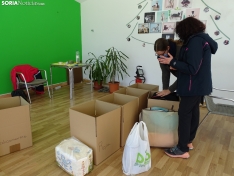 Irina y Katerina colaboran como voluntarias en la recogida de productos para Ucrania 