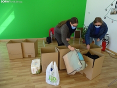 Irina y Katerina colaboran como voluntarias en la recogida de productos para Ucrania 