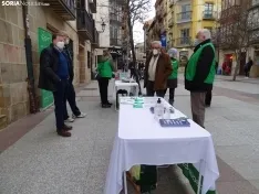La mesa informativa de la AECC en Soria este mediodía. /SN
