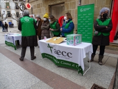La mesa informativa de la AECC en Soria este mediodía. /SN