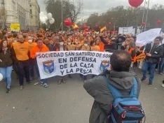 Miembros de la asociación de cazadores San Saturio en la manifestación. 
