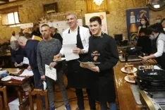 Foto 5 - La compenetraci&oacute;n familiar cocina 'El mejor Torrezno del mundo' para aficionados este a&ntilde;o