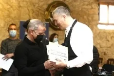 Foto 3 - La compenetraci&oacute;n familiar cocina 'El mejor Torrezno del mundo' para aficionados este a&ntilde;o