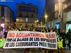 Foto 5 - Centenares de transportistas se quejan en Soria de la subida de los carburantes 