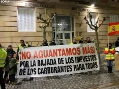 Foto 6 - Centenares de transportistas se quejan en Soria de la subida de los carburantes 