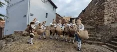 Foto 3 - Quintos y Zarrones visten Borobia de tradici&oacute;n