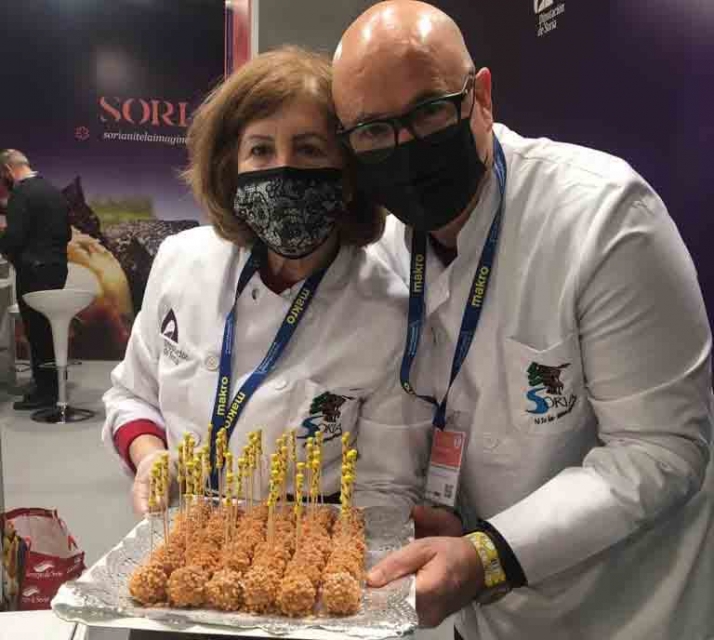 Melania Cascante y Rafael Domínguez con una elaboración soriana este lunes. /Dip.