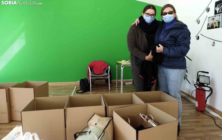 Irina y Katerina colaboran como voluntarias en la recogida de productos para Ucrania. /SN 