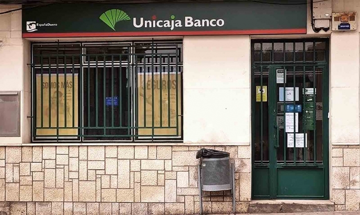 Recogen firmas en Navaleno contra el cierre de la oficina de Unicaja