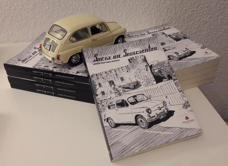 El escritor e historiador Javier Martínez en su Seat 600