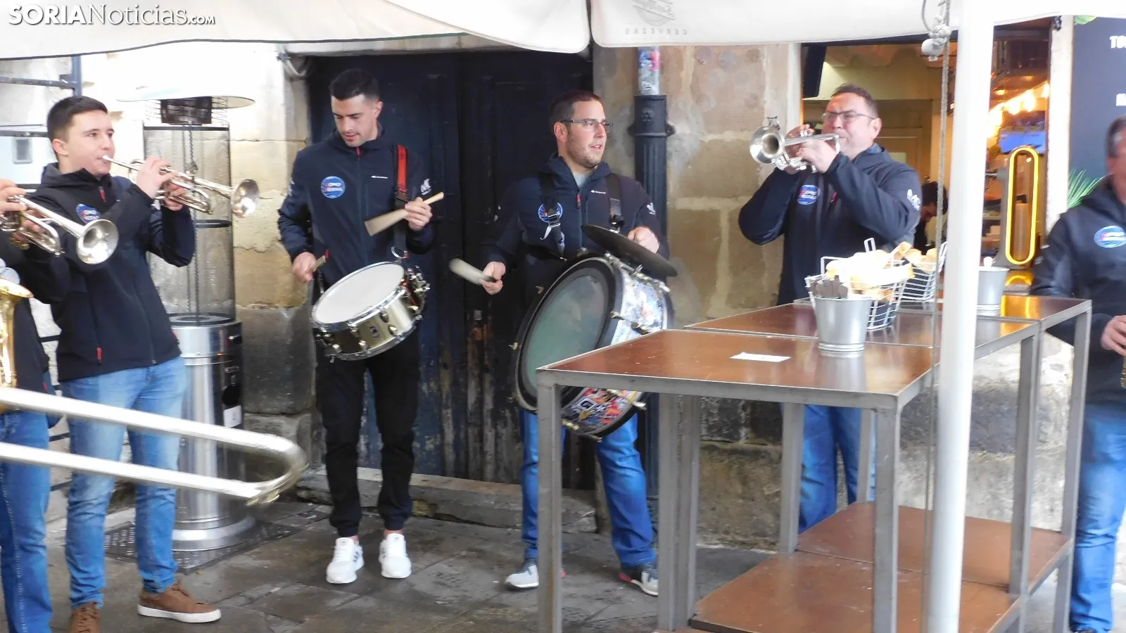 Foto 10 - Galer&iacute;a: la Charanga Komo Kieras desaf&iacute;a a la lluvia para celebrar su d&eacute;cimo aniversario