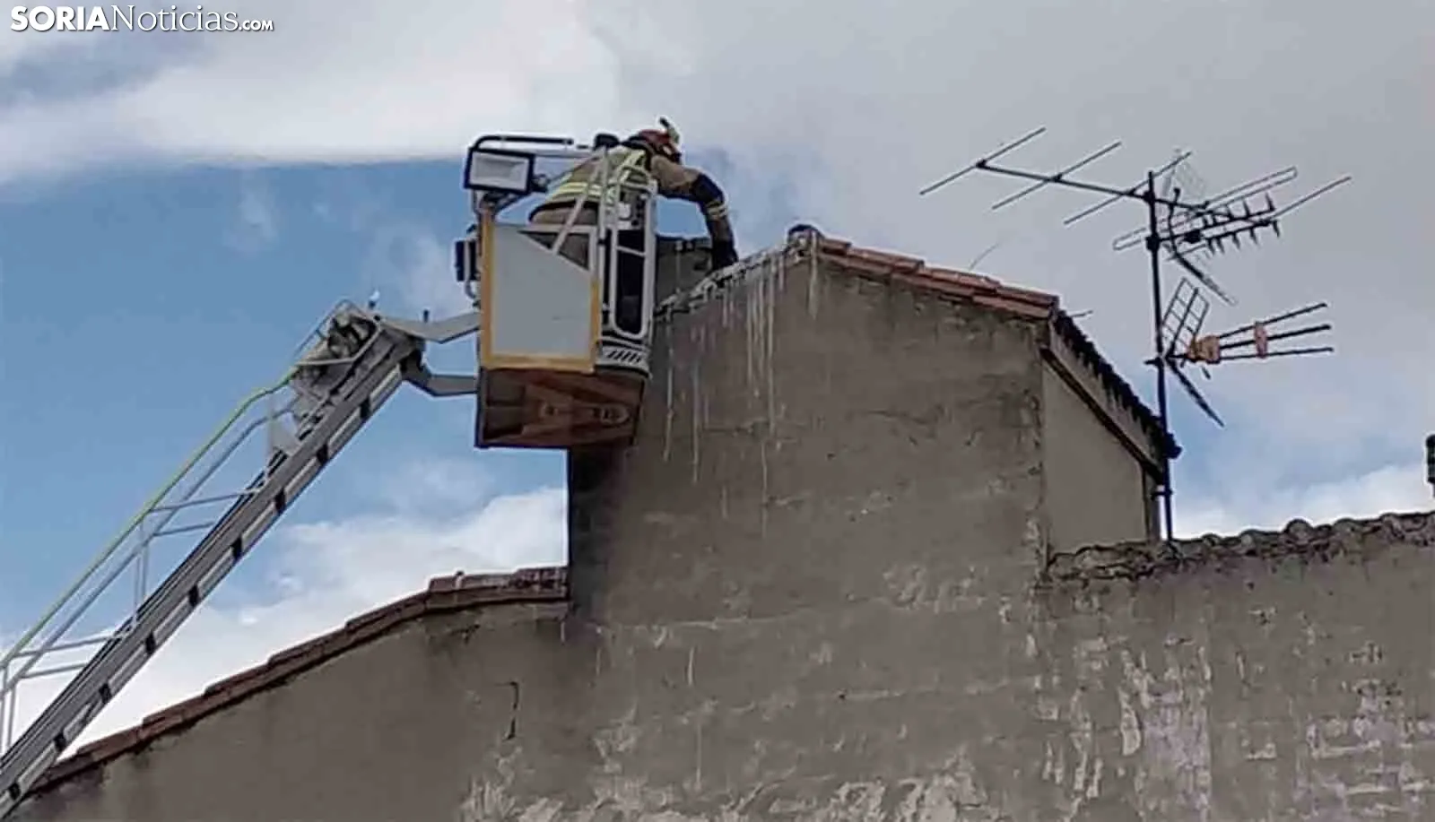 Foto 2 - Retiran un nido de cig&uuml;e&ntilde;a en la calle Numancia