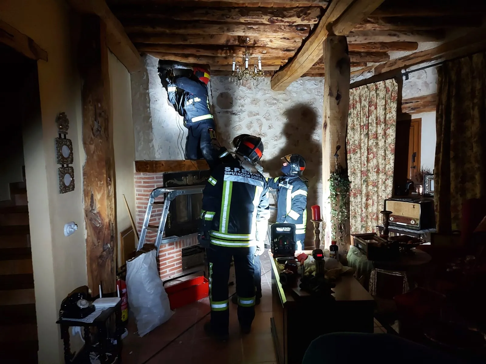 Foto 2 - Arde una chimenea en Castillejo de Robledo sin consecuencias