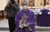El párroco, Alberto Blanco, con el relicario durante la veneración. /NG
