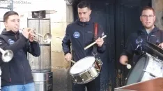 Foto 9 - Galer&iacute;a: la Charanga Komo Kieras desaf&iacute;a a la lluvia para celebrar su d&eacute;cimo aniversario
