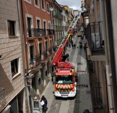 Los bomberos en la calle Numancia de Soria. /SN