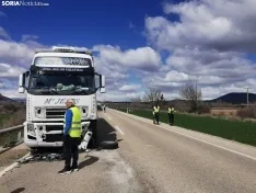Foto 6 - Fallece una persona por una colisi&oacute;n de un turismo y un cami&oacute;n en Garray