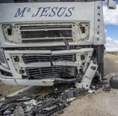 Foto 3 - Fallece una persona por una colisión de un turismo y un camión en Garray