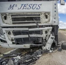 Foto 3 - Fallece una persona por una colisi&oacute;n de un turismo y un cami&oacute;n en Garray