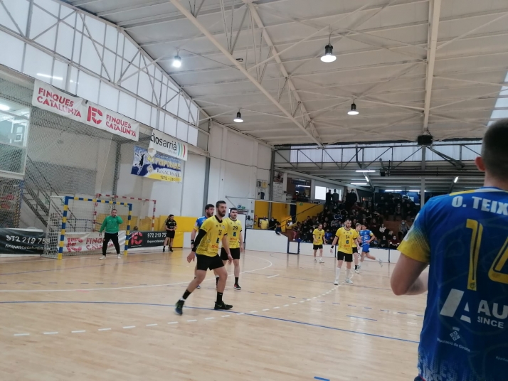 El BM Soria se aferra a la vida en Sarriá (27-28)