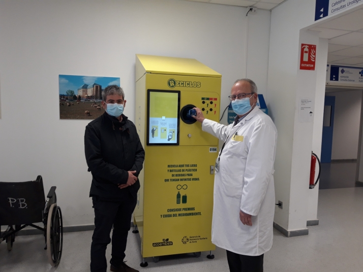 El Hospital Santa Bárbara instala una máquina que recompensa por reciclar