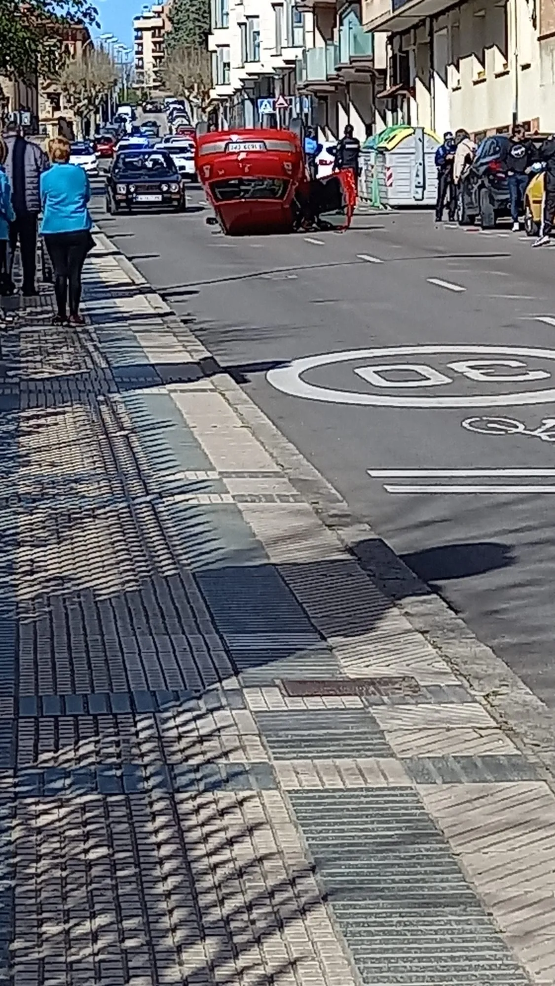 Imágen del vehículo volcado