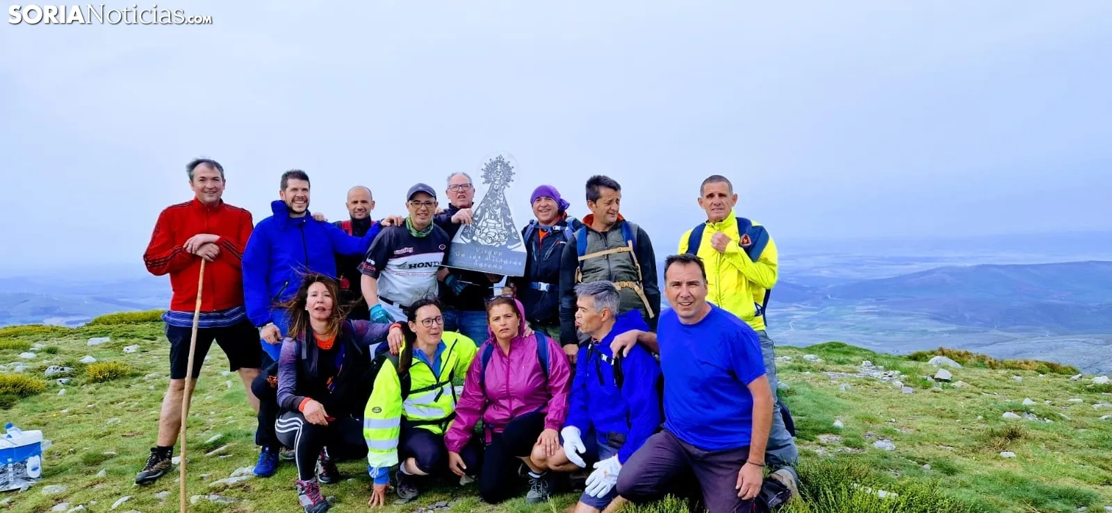Foto 2 - Fotos: la Asociaci&oacute;n Amigos del Moncayo sube al Moncayo una Virgen de los Milagros de chapa