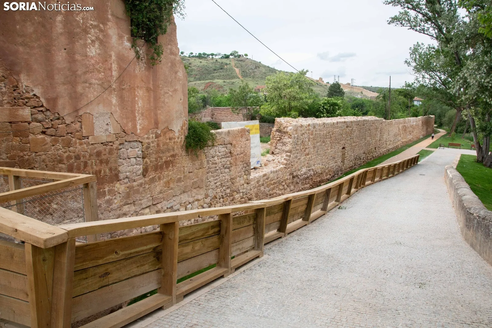 Aspecto actual de la muralla medieval de Soria, ya recuperada en un tramo de dos kilómetros, entre el puente de piedra y El Mirón.  FOTOS: MARÍA FERRER