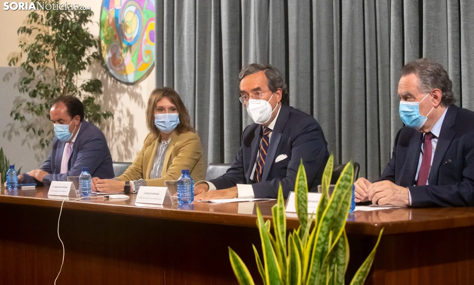 Una imagen de la mesa presidencial de la entrega. /Julián García
