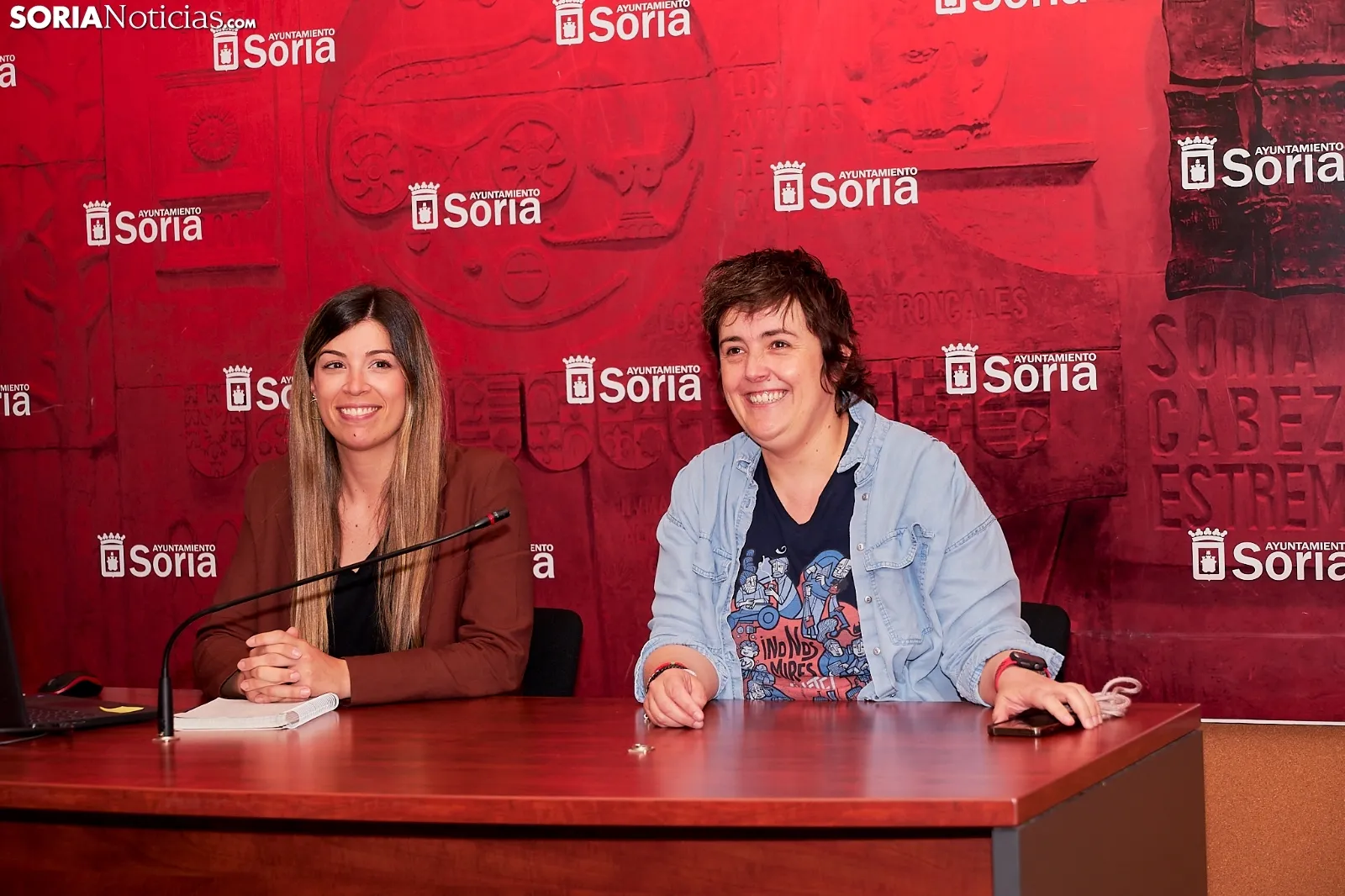 Imágenes de la rueda de prensa y de un autobús en la parada./ Foto: Cirilo Vargas.