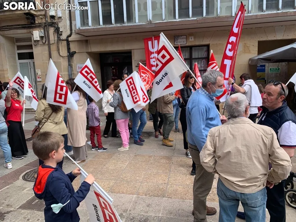 Foto 2 - M&aacute;s de un centenar de personas salen a la calle por el 1 de mayo